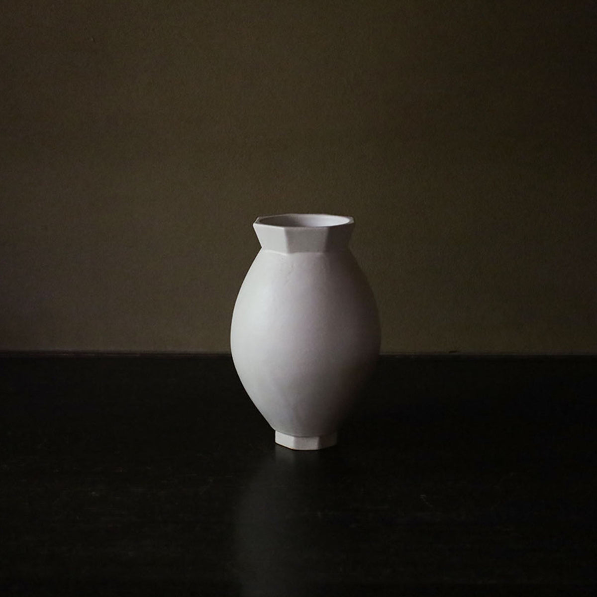 Toubou Makiya White Glazed Octagonal Lantern Vase