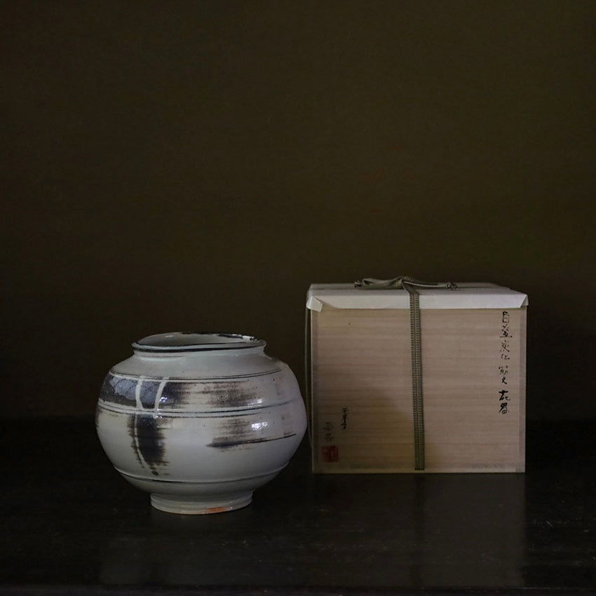 ●24-TO-5 Shingo Oka White Porcelain Vase with Carbonized Line Pattern