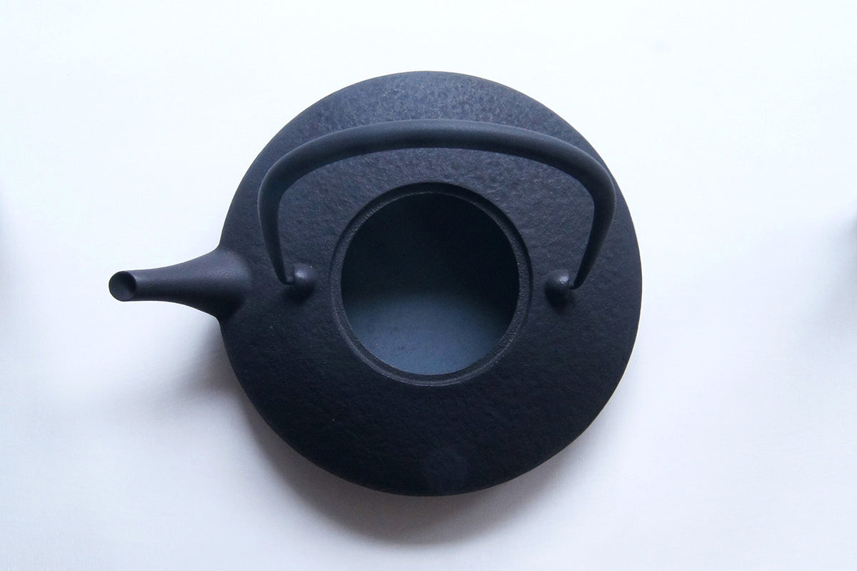 Kukan Chuzo / Moon Cast Iron Kettle L Black