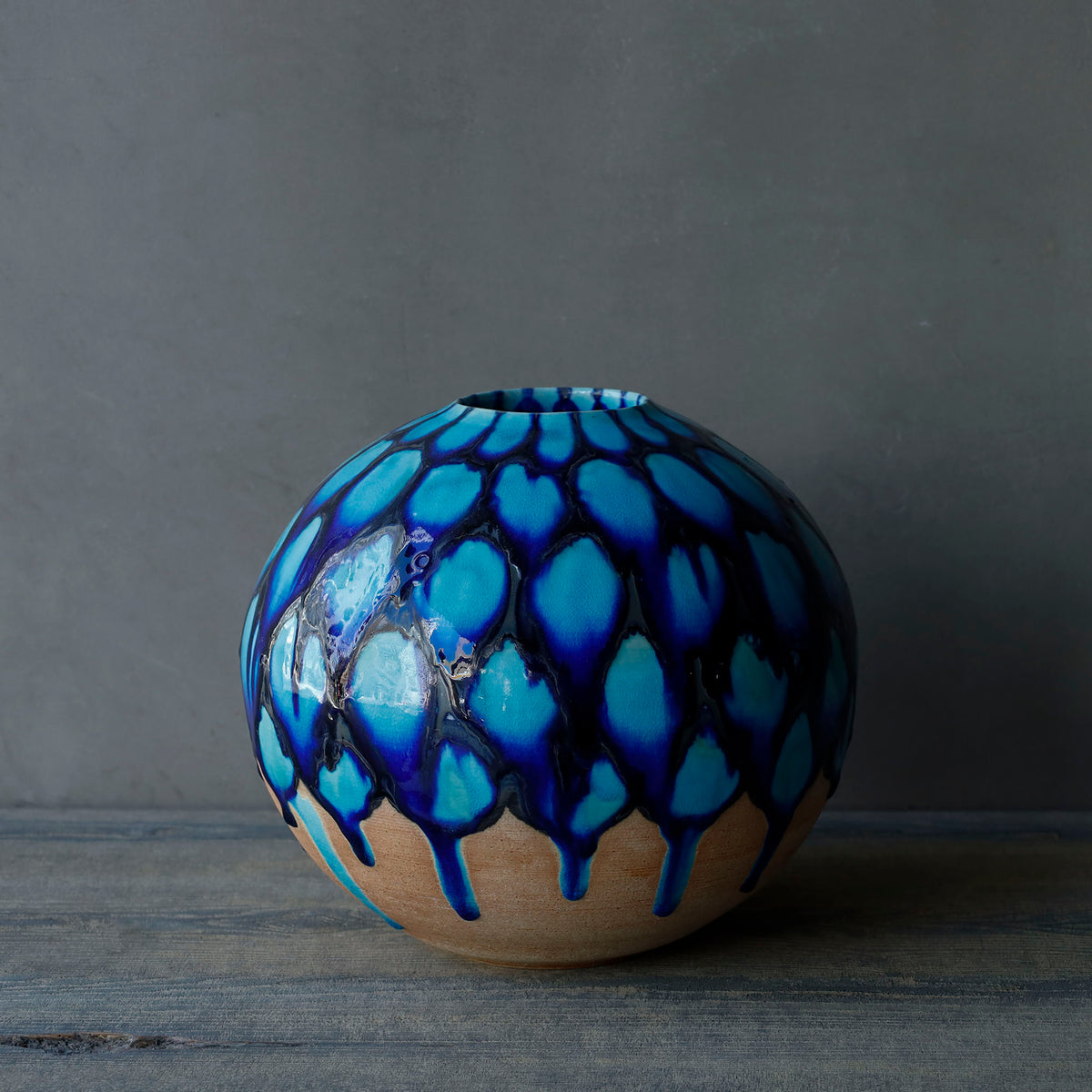 Touki Koubou Ichi / Seisai Marutsubo (Blue Glow Round Vase)